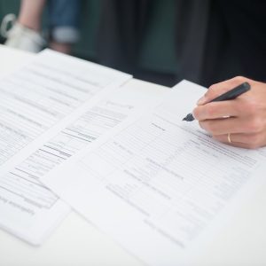 Estem obligats a facilitar als BANCS tota la documentació que reiteradament ens estan sol·licitant? perquè ho fan? Estic obligat?
