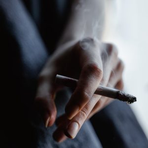 Rètol sobre l’obligatorietat de dipositar les burilles als cendrers